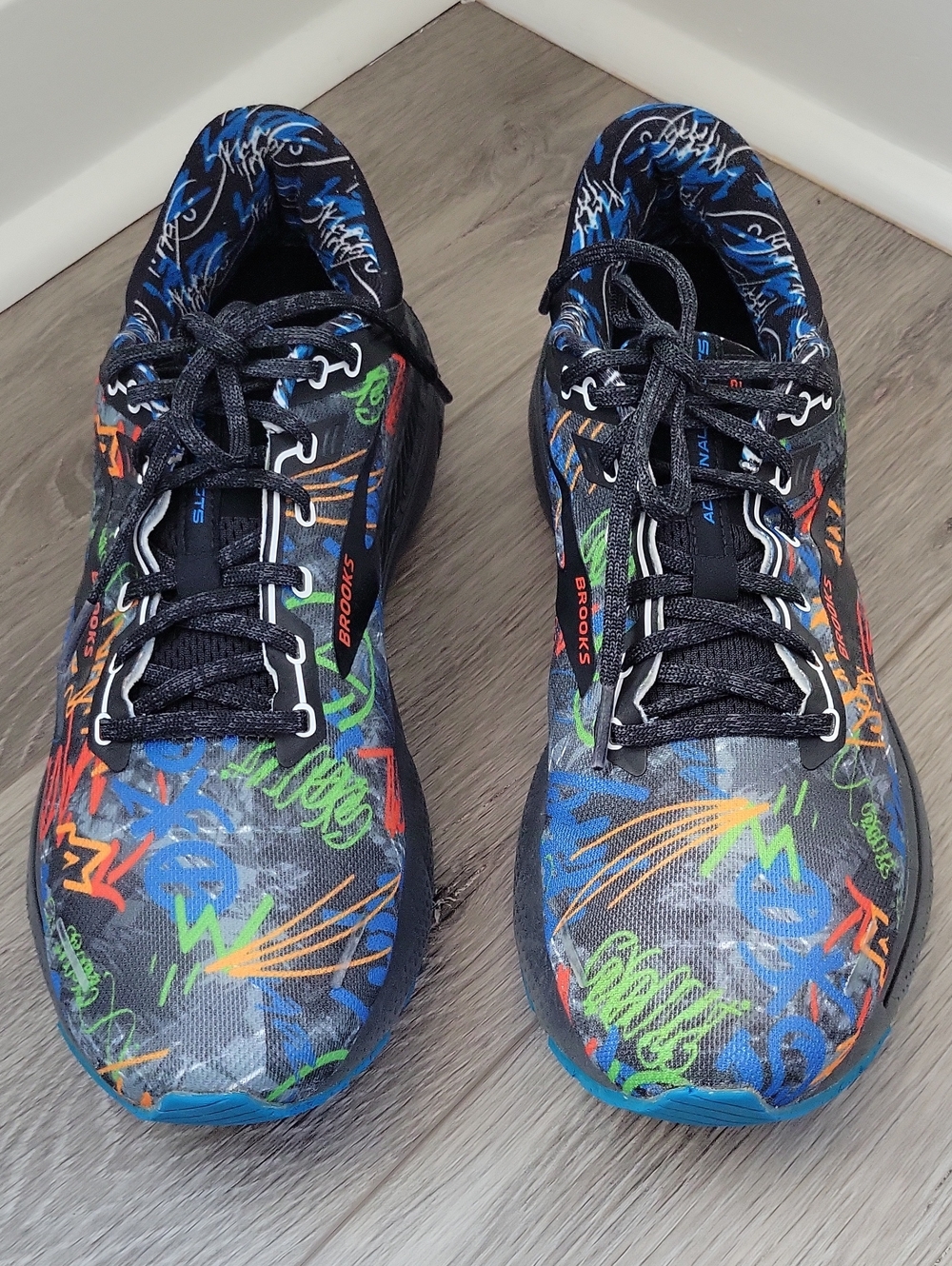 Brooks Adrenraline GTS 22 Running Shoes Sneakers Graffiti Accents Size 12
